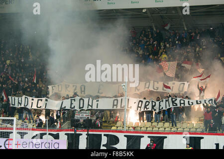 Modène, Italie. 6e déc, 2015. Carpi fans Football/soccer : Italien 'Serie' une correspondance entre Carpi 0-0 Milan à Alberto Braglia stadium à Modène, Italie . Credit : Maurizio Borsari/AFLO/Alamy Live News Banque D'Images