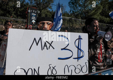 Jérusalem, Israël. Le 08 déc, 2015. Un manifestant fidèlement PM Netanyahu comme un voleur masqué. Mise en scène des militants une manifestation devant le parlement israélien comme PM Netanyahu a témoigné devant le comité des affaires économiques de la Knesset sur les détails d'un sujet controversé, gaz naturel critiqué comme donnant trop de ressources du pays à des intérêts monopolistiques. Credit : Alon Nir/Alamy Live News Banque D'Images