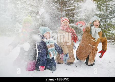 Heureux les enfants en hiver-porter jouant en boules park Banque D'Images