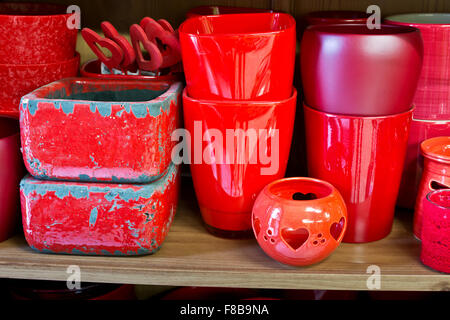 Des pots en argile rouge dans la boutique de fleuriste Banque D'Images