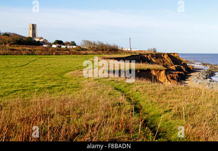 Sentier au sommet d'une falaise sur la côte est au village de Happisburgh, Norfolk, Angleterre, Royaume-Uni. Banque D'Images