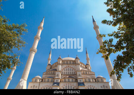 Vue de dessous de l'extérieur de la mosquée Sabanci Adana, avec six minarets, sur fond de ciel bleu vif. Banque D'Images