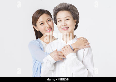 Mère et fille grandi holding each other and smiling Banque D'Images