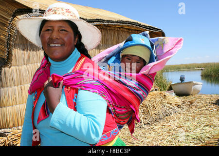 Les Indiens Uros femme et son bébé en cours dans un papoose Banque D'Images