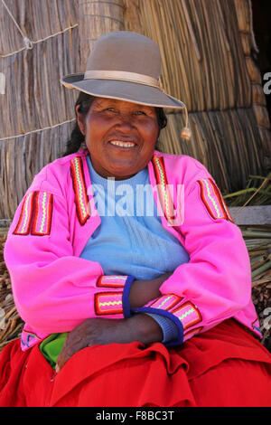 Smiling Uros femme indienne sur les îles flottantes, Lac Titicaca, Pérou Banque D'Images