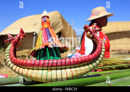 L'artisanat traditionnel de la communauté des indiens Uros, Lac Titicaca, Pérou Banque D'Images