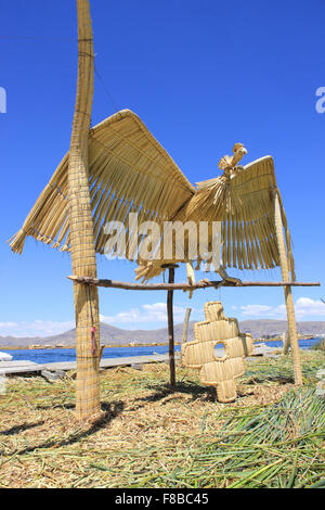 Sculpture d'un condor des Andes fabriqué à partir de roseaux Totora séchée sur les îles flottantes Uros, Lac Titicaca Banque D'Images