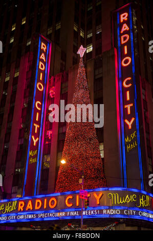 La VILLE DE NEW YORK, USA - 27 décembre 2014 : arbre de Noël décore la façade de la Radio City Music Hall. Banque D'Images