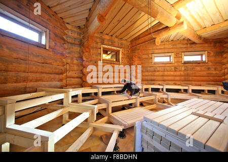 Carpenter Robby Weiss travaille sur les bancs pour une nouvelle grande sauna  russe à l'Badegaerten (lit. Les jardins de baignade) en Eibenstock,  Allemagne, 3 décembre 2015. Le soir du Nouvel An, entre