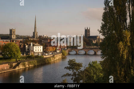 Worcester, West Midlands, Royaume-Uni. Vue en soirée de la ville depuis le train, montrant le pont sur la rivière Severn, deux églises et la cathédrale Banque D'Images