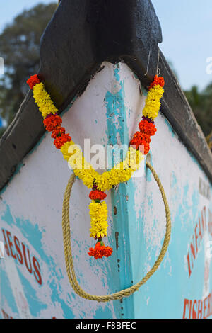 Guirlande de fleurs sur la proue du bateau de pêche Goa Inde Colva Beach Banque D'Images