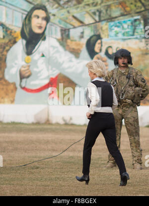 Kaboul, Afghanistan. Dec 8, 2015. Le ministre allemand de la défense, Ursula von der Leyen (CDU) s'exécutant à un hélicoptère Blackhawk de l'US Airforce pour le court vol vers l'aéroport, à Kaboul, Afghanistan, 8 décembre 2015. Le ministre plus tard a volé sur d'Islamabad au Pakistan. PHOTO : KAY NIETFELD/DPA/Alamy Live News Banque D'Images