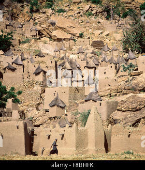 Mosquée et greniers dans village Dogon Yaye, au Mali. Banque D'Images