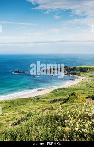 Whitepark Bay, baie avec une plage de sable fin, dans le comté d'Antrim, Irlande du Nord, Royaume-Uni Banque D'Images