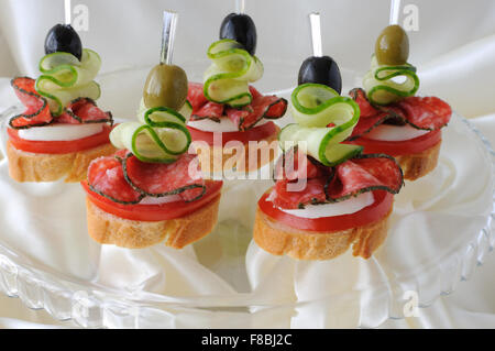 Canape du sandwich au salami sur un socle de verre Banque D'Images