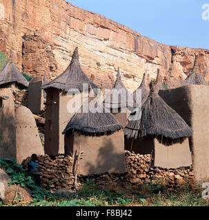 Village Dogon greniers, Tireli, au Mali. Banque D'Images