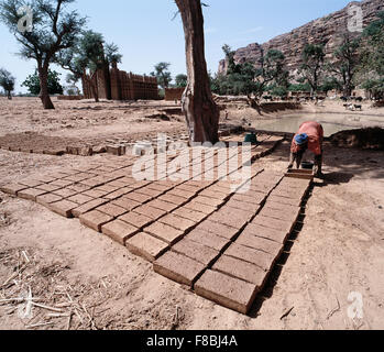 La production de briques, village Dogon, Mali, Kani-Kombolé. Banque D'Images