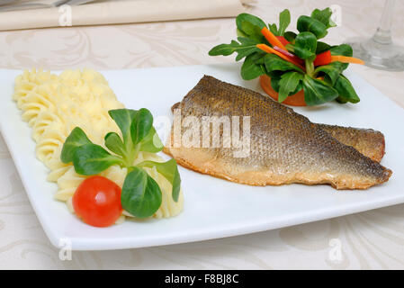 Filet de bar au four avec des légumes et de la purée de pommes de terre, mélanger Banque D'Images