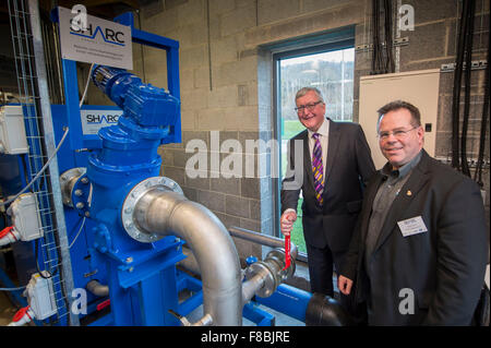 Galashiels, Campus de Collège Frontière, Netherdale, UK. 8 Décembre, 2015. D'abord en UK, la chaleur provenant des eaux usées Le ministre de l'énergie système Fergus Ewing, a lancé aujourd'hui le premier système de récupération d'énergie SHARC sur College Campus, à Galashiels. Partie d'un accord d'achat de 20 ans, fournit 95  % des besoins de chauffage du campus. Photographié ici avec Russ Burton, directeur des systèmes d'énergie SHARC , à l'entrée d'alimentation du système d'eaux usées, dans la nouvelle usine. Crédit : Rob Gray/Alamy Live News Banque D'Images