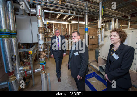 Galashiels, Campus de Collège Frontière, Netherdale, UK. 8 Décembre, 2015. D'abord en UK, la chaleur provenant des eaux usées Le ministre de l'énergie système Fergus Ewing, a lancé aujourd'hui le premier système de récupération d'énergie SHARC sur College Campus, à Galashiels. Partie d'un accord d'achat de 20 ans, fournit 95  % des besoins de chauffage du campus. Ministre Fergus Ewing (L) avec Russ Burton, directeur des systèmes d'énergie, SHARC (C), Liz MCINTYRE, Campus Frontières Principal. (R). Crédit : Rob Gray/Alamy Live News Banque D'Images