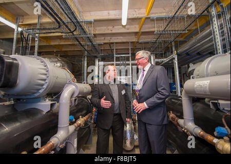 Galashiels, Campus de Collège Frontière, Netherdale, UK. 8 Décembre, 2015. D'abord en UK, la chaleur provenant des eaux usées Le ministre de l'énergie système Fergus Ewing, a lancé aujourd'hui le premier système de récupération d'énergie SHARC sur College Campus, à Galashiels. Partie d'un accord d'achat de 20 ans, fournit 95  % des besoins de chauffage du campus. Photographié ici avec Russ Burton, directeur des systèmes d'énergie SHARC dans la nouvelle usine. Crédit : Rob Gray/Alamy Live News Banque D'Images