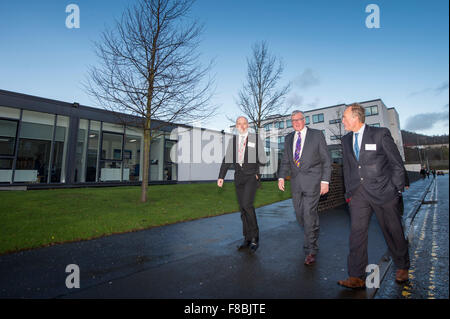 Galashiels, Campus de Collège Frontière, Netherdale, UK. 8 Décembre, 2015. D'abord en UK, la chaleur provenant des eaux usées Le ministre de l'énergie système Fergus Ewing, a lancé aujourd'hui le premier système de récupération d'énergie SHARC sur College Campus, à Galashiels. Partie d'un accord d'achat de 20 ans, fournit 95  % des besoins de chauffage du campus. Crédit : Rob Gray/Alamy Live News Banque D'Images