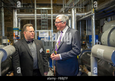 Galashiels, Campus de Collège Frontière, Netherdale, UK. 8 Décembre, 2015. D'abord en UK, la chaleur provenant des eaux usées Le ministre de l'énergie système Fergus Ewing, a lancé aujourd'hui le premier système de récupération d'énergie SHARC sur College Campus, à Galashiels. Partie d'un accord d'achat de 20 ans, fournit 95  % des besoins de chauffage du campus. Photographié ici avec Russ Burton, directeur des systèmes d'énergie SHARC dans la nouvelle usine. Crédit : Rob Gray/Alamy Live News Banque D'Images