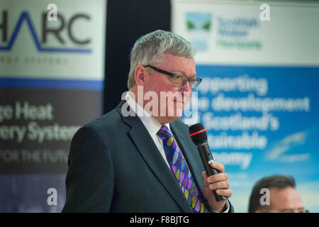 Galashiels, Campus de Collège Frontière, Netherdale, UK. 8 Décembre, 2015. D'abord en UK, la chaleur provenant des eaux usées Le ministre de l'énergie système Fergus Ewing, a lancé aujourd'hui le premier système de récupération d'énergie SHARC sur College Campus, à Galashiels. Partie d'un accord d'achat de 20 ans, fournit 95  % des besoins de chauffage du campus. Crédit : Rob Gray/Alamy Live News Banque D'Images