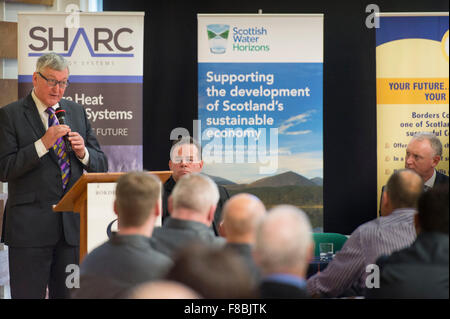 Galashiels, Campus de Collège Frontière, Netherdale, UK. 8 Décembre, 2015. D'abord en UK, la chaleur provenant des eaux usées Le ministre de l'énergie système Fergus Ewing, a lancé aujourd'hui le premier système de récupération d'énergie SHARC sur College Campus, à Galashiels. Partie d'un accord d'achat de 20 ans, fournit 95  % des besoins de chauffage du campus. Crédit : Rob Gray/Alamy Live News Banque D'Images