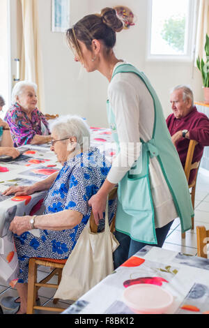 Personnes âgées dans le réfectoire d'une résidence pour personnes âgées autonomes, Dordogne, France. Banque D'Images