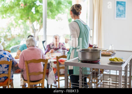 Personnes âgées dans le réfectoire d'une résidence pour personnes âgées autonomes, Dordogne, France. Banque D'Images