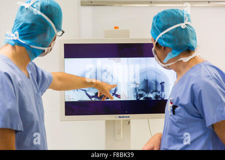 Traitement chirurgical de la maladie de Parkinson par stimulation cérébrale profonde avec Rosa ® robot, l'hôpital d'Amiens, France. Banque D'Images