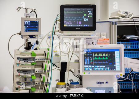 Moniteurs chirurgicale pour surveiller les signes vitaux d'un patient au cours d'une opération. Banque D'Images
