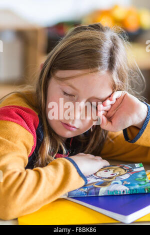 Petite fille de 9 ans fait ses devoirs. Banque D'Images