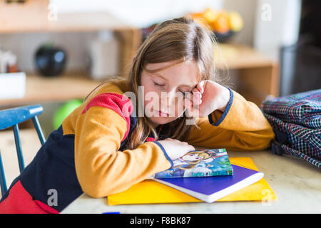 Petite fille de 9 ans fait ses devoirs. Banque D'Images