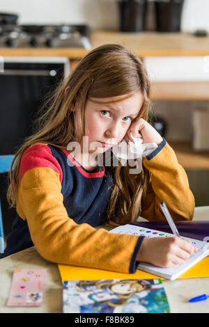 Petite fille de 9 ans fait ses devoirs. Banque D'Images