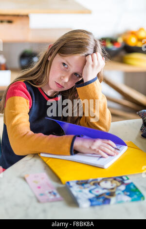 Petite fille de 9 ans fait ses devoirs. Banque D'Images