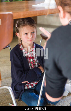 Femme de réprimandes 6-year-old girl. Banque D'Images