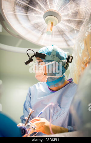 Patient recevant une prothèse de disque intervertébral pour traiter les hernies discales avec Rosa dos ® robot, l'hôpital d'Amiens, France. Banque D'Images