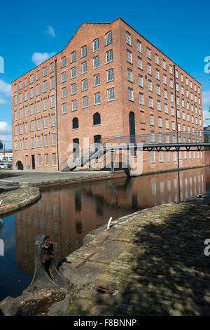 Une usine de Brownsfield V 4Rs Salford-manchester aviation re rue à Rochdale Canal le quart nord de l'Angleterre Manchester Banque D'Images