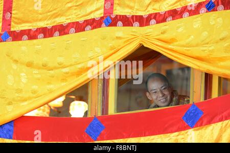 La correction de l'EMPLACEMENT DE LA CÉLÉBRATION MARDI (151208) -- BEIJING, 8 décembre 2015 (Xinhua) -- Le fichier photo prise le 26 septembre 2014 présente le 11e Panchen-Lama, Bainqen Erdini Qoigyijabu, regardant une cham danse rituelle au monastère de Tashilhunpo, Xigazê dans le sud-ouest de la Chine, région autonome du Tibet. Des célébrations se sont déroulées dans le sud-ouest de la Chine, Xigazê, région autonome du Tibet, le mardi pour marquer le 20e anniversaire de l'intronisation de Bainqen Erdini Qoigyijabu, le 11e Panchen-Lama, l'un des deux Bouddhas plus vénéré de "vivre" dans le Bouddhisme Tibétain. (Xinhua/Chogo,)(mcg) Banque D'Images