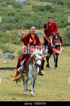 La correction de l'EMPLACEMENT DE LA CÉLÉBRATION MARDI (151208) -- BEIJING, 8 décembre 2015 (Xinhua) -- Le fichier photo prise le 28 août 2006 présente le 11e Panchen-Lama, Bainqen Erdini Qoigyijabu, agitant comme il se déplace sur une prairie en Thrace du comté dans le sud-ouest de la Chine dans la région autonome du Tibet. Des célébrations se sont déroulées dans le sud-ouest de la Chine, Xigazê, région autonome du Tibet, le mardi pour marquer le 20e anniversaire de l'intronisation de Bainqen Erdini Qoigyijabu, le 11e Panchen-Lama, l'un des deux Bouddhas plus vénéré de "vivre" dans le Bouddhisme Tibétain. (Xinhua/Chogo,)(mcg) Banque D'Images