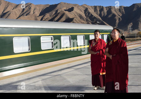 La correction de l'EMPLACEMENT DE LA CÉLÉBRATION MARDI (151208) -- BEIJING, 8 décembre 2015 (Xinhua) -- le 11e Panchen-Lama Bainqen (R), Erdini Qoigyijabu, prend une pause à la gare de Quxu pendant son voyage au sud-ouest de la Chine, Xigazê, région autonome du Tibet, le 1er décembre 2015. Des célébrations se sont déroulées dans le sud-ouest de la Chine, Xigazê, région autonome du Tibet, le mardi pour marquer le 20e anniversaire de l'intronisation de Bainqen Erdini Qoigyijabu, le 11e Panchen-Lama, l'un des deux Bouddhas plus vénéré de "vivre" dans le Bouddhisme Tibétain. (Xinhua/Chogo,)(mcg) Banque D'Images