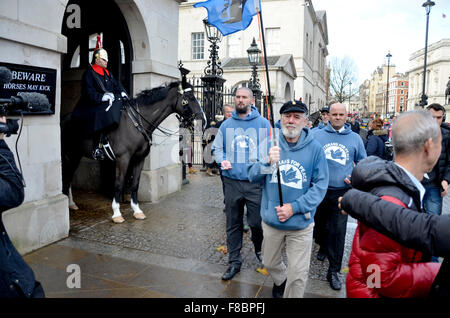 Londres, Royaume-Uni. 8 décembre 2015. Quatre membres de Veterans for Peace (VFPUK) marchent de Trafalgar Square à Downing Street où ils ont jeté leurs médailles sur le sol en signe de protestation contre la décision du gouvernement de bombarder la Syrie crédit: PjrNews/Alay Live News Banque D'Images