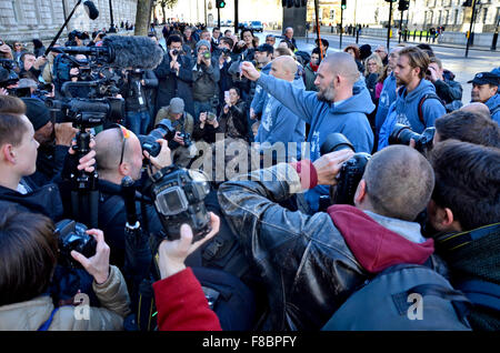 Londres, Royaume-Uni. 8 décembre 2015. Quatre membres de Veterans for Peace (VFPUK) marchent de Trafalgar Square à Downing Street où ils ont jeté leurs médailles sur le sol en signe de protestation contre la décision du gouvernement de bombarder la Syrie crédit: PjrNews/Alay Live News Banque D'Images