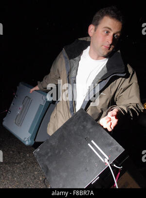 Homme portant des urnes à l'AECC à Aberdeen, en Écosse, le jeudi 5 mai 2011. Banque D'Images