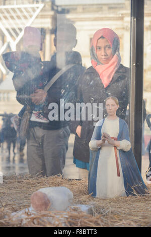 Trafalgar Square, Londres, Royaume-Uni. 8 décembre 2015. La Crèche de Noël traditionnel par Tomoaki Suzuki à Trafalgar Square © Matthieu Banque D'Images