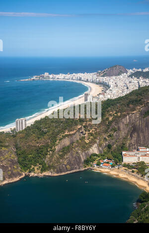 Vue aérienne de Rio avec la plage de Copacabana et de Praia Vermelha vu depuis le Pain de Sucre, Rio de Janeiro, Brésil Banque D'Images