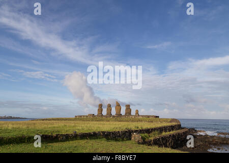 Photographie de la à l'ahu Tahai moais sur l'île de Pâques au Chili dans la lumière du matin. Banque D'Images