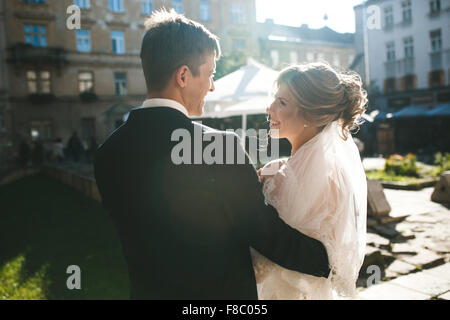 Bride and Groom posing dans les rues Banque D'Images